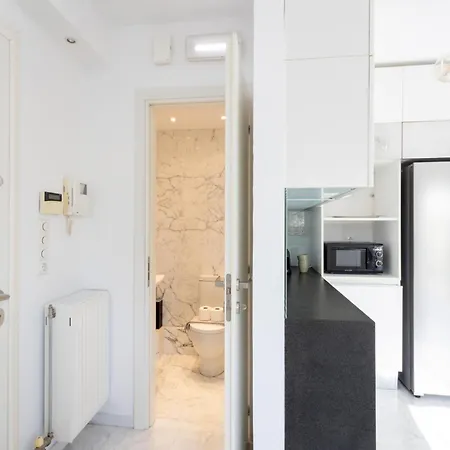 Elegant Coastal Haven Fully Renovated 3-Bedroom Apartment Athens Exterior photo