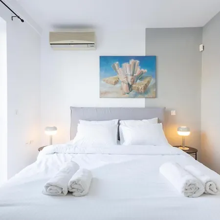 Elegant Coastal Haven Fully Renovated 3-Bedroom Apartment Athens Exterior photo