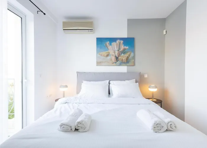Elegant Coastal Haven Fully Renovated 3-Bedroom Apartment