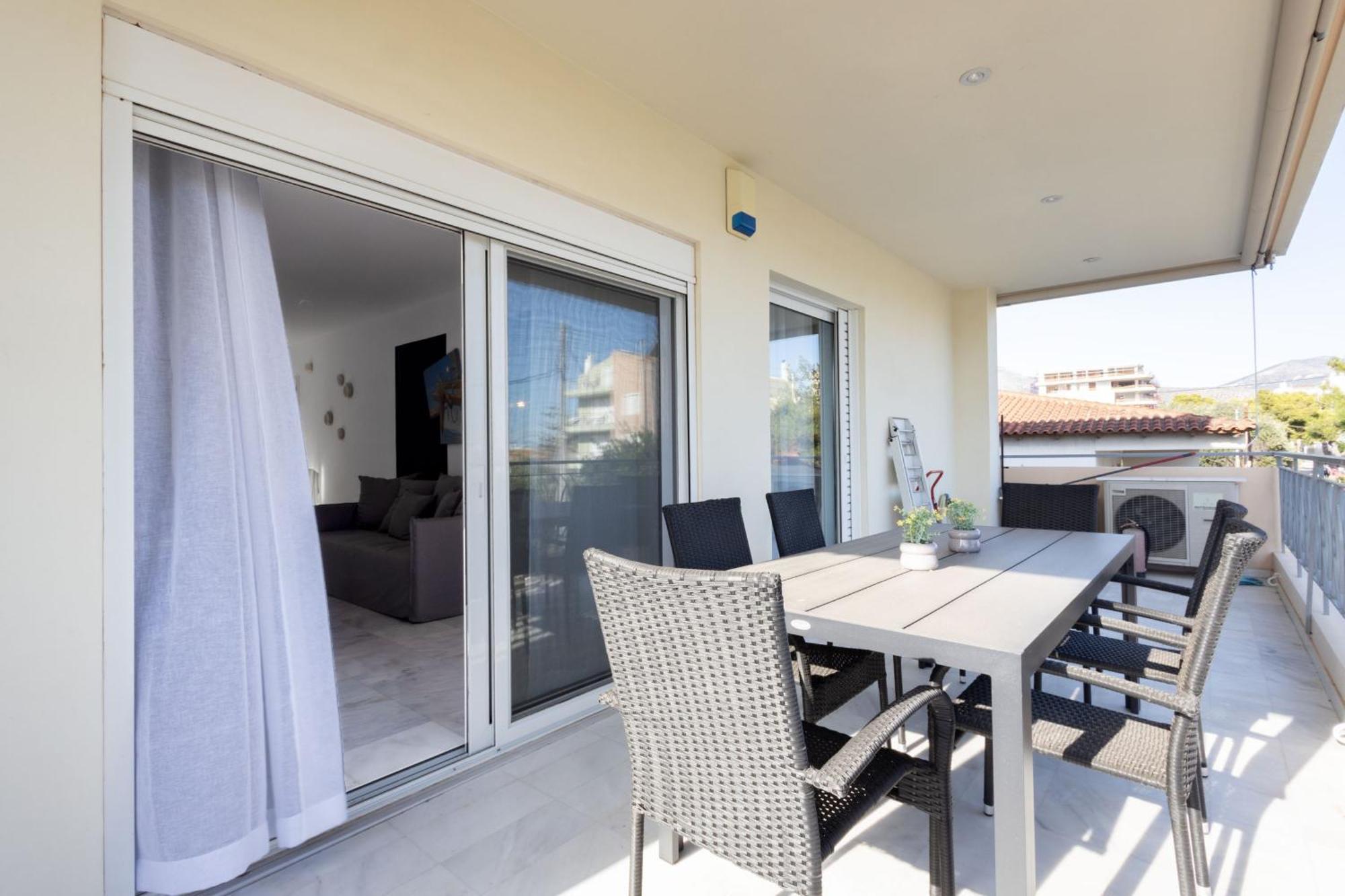 Elegant Coastal Haven Fully Renovated 3-bedroom Appartement Athènes